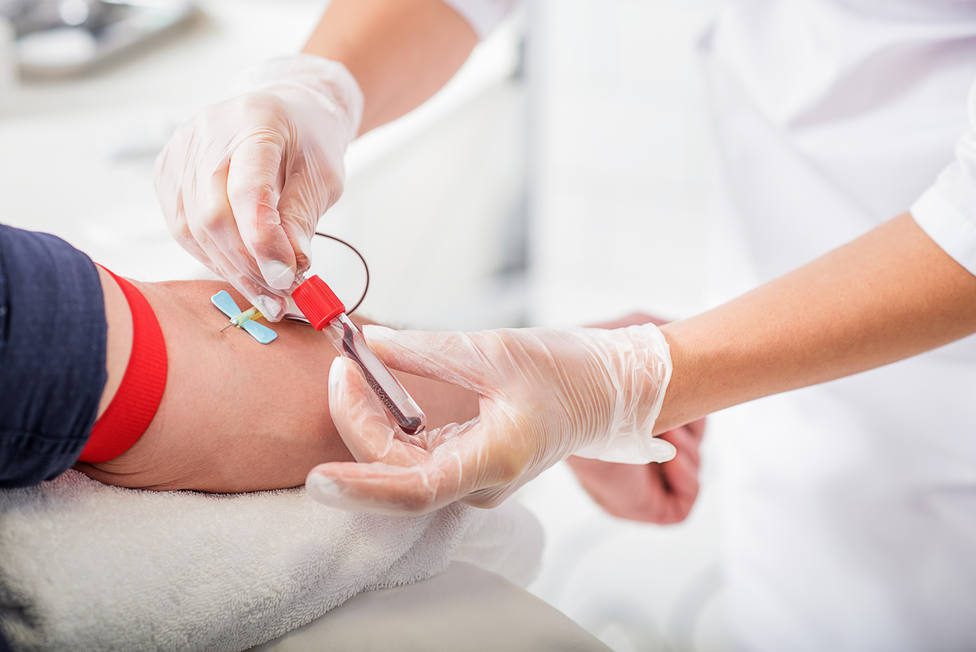 medico aplicando inyeccion