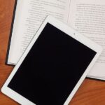 tablet y libro
