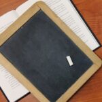 pizarra y libro