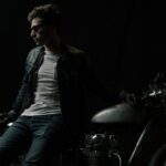 hombre apoyado en moto