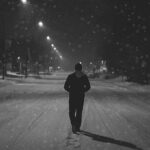caminando solo bajo la nieve