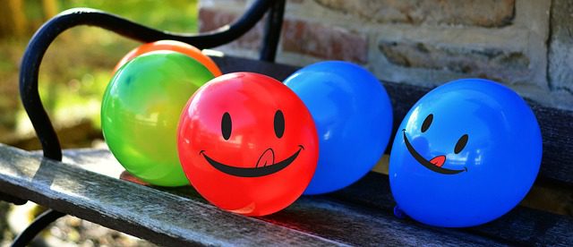 globos de colores con caritas