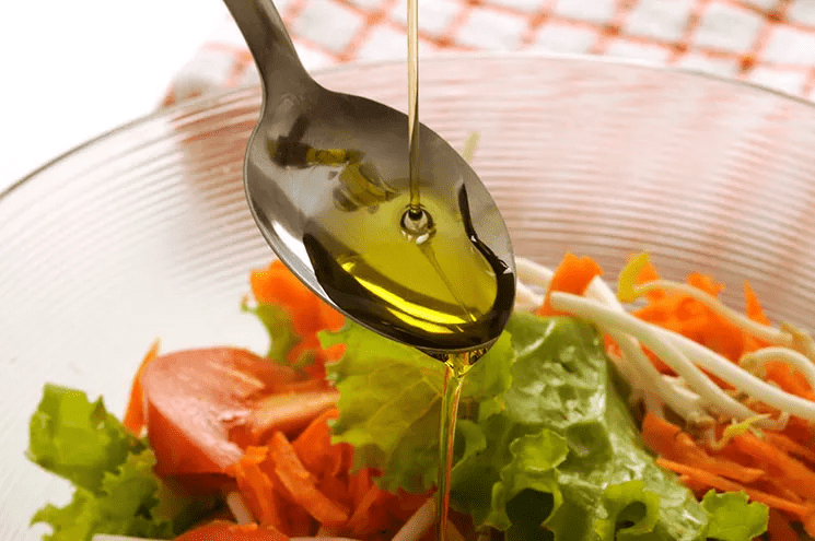 condimentando ensalada