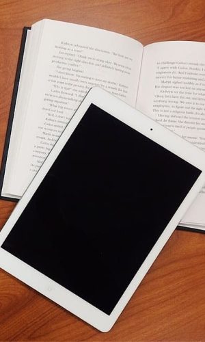 tablet y libro
