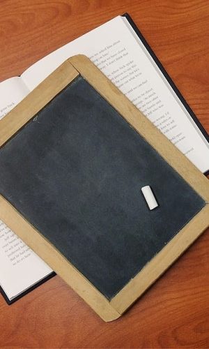 pizarra y libro