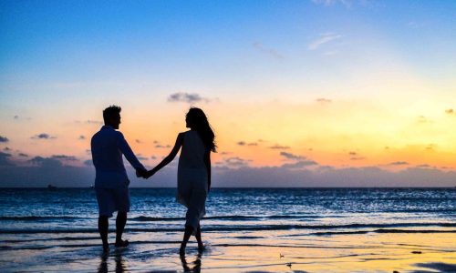 pareja caminando por la playa