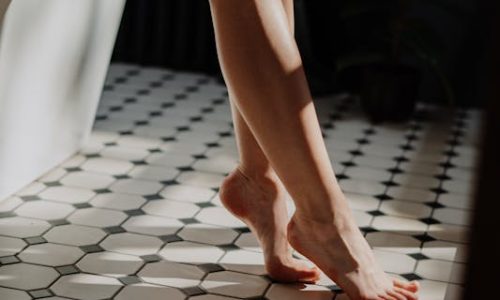 mujer en un baño