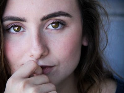 mujer mirandote