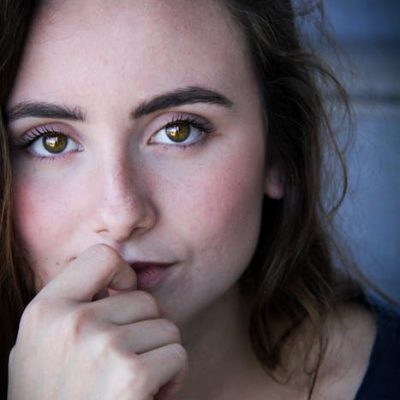 mujer mirandote