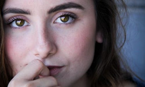mujer mirandote