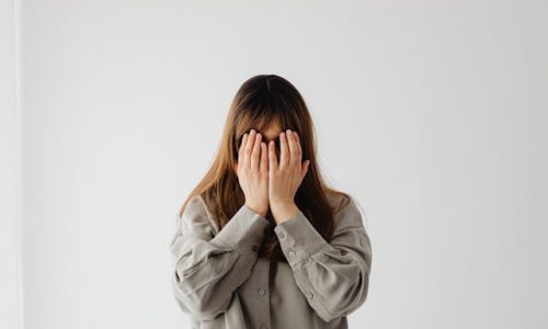 mujer tapandose el rostro