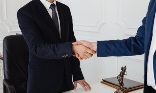 jefe y empleado dandose la mano