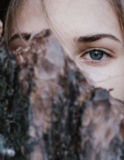 mujer tapandose el rostro