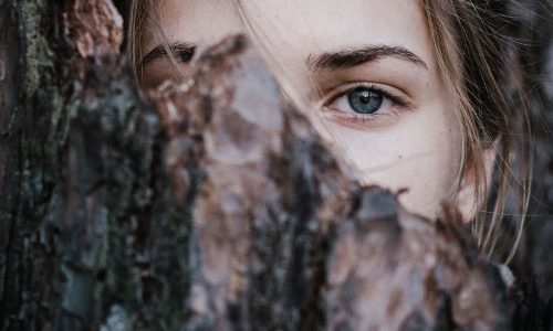 mujer tapandose el rostro