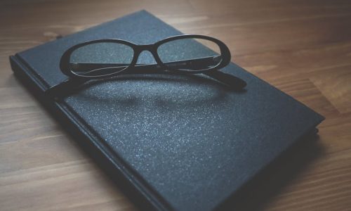 anteojo sobre cuaderno