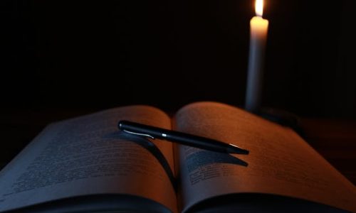 libro a la noche de velas