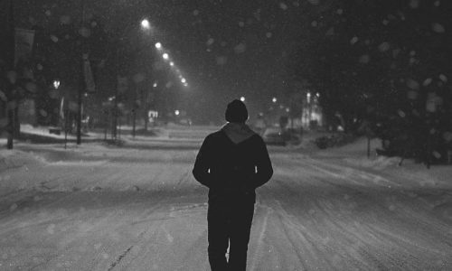 caminando solo bajo la nieve