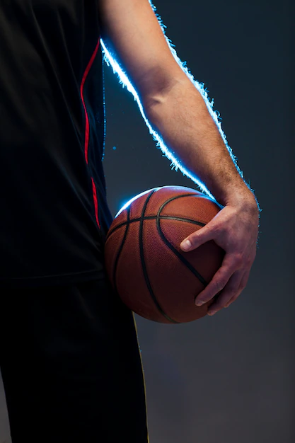 pelota de basquet y jugador de basquet