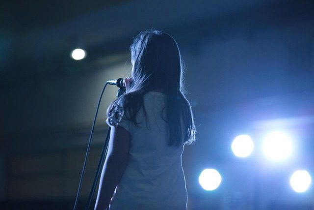 adolescente frente a muchas personas