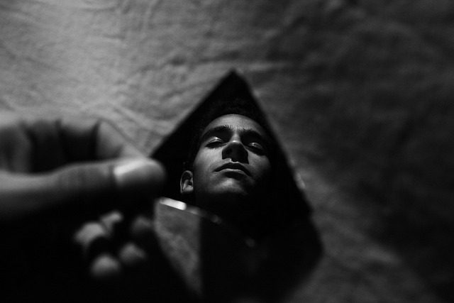 hombre mirando por vidrio