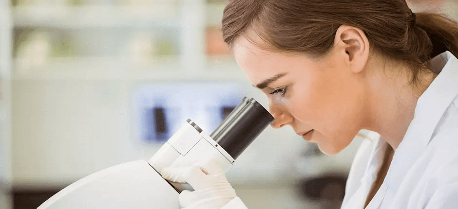 medica mirando resultados
