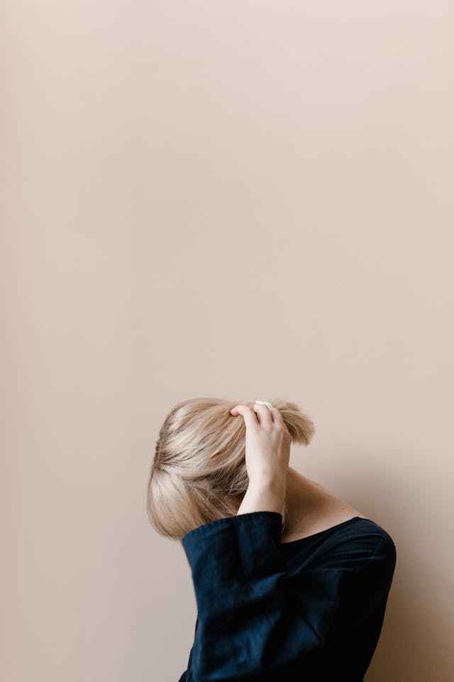mujer rubia casada
