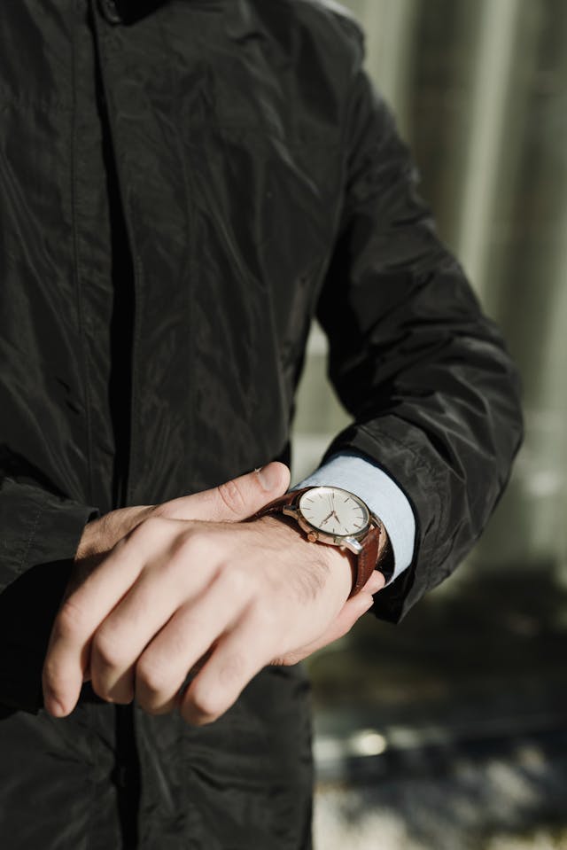 camisa formal con reloj clasico