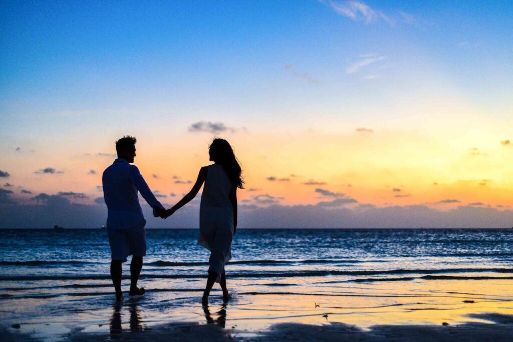 pareja caminando por la playa