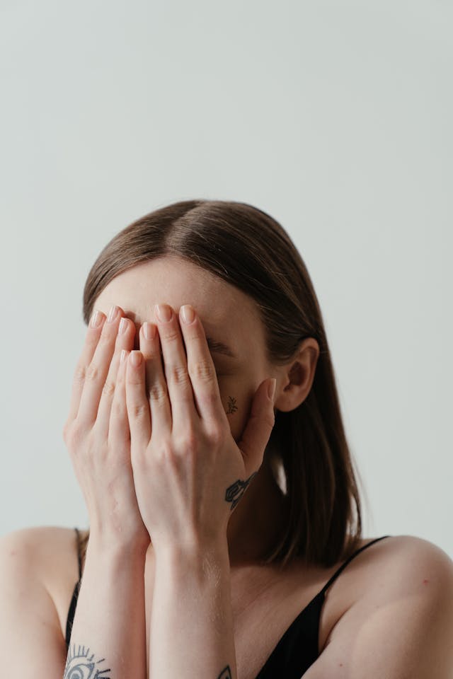 jovencita tapandose el rostro