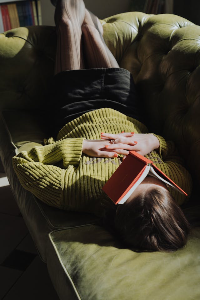una joven de verde dormida