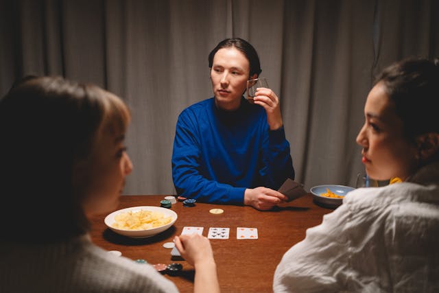 jugando con amigas al poker