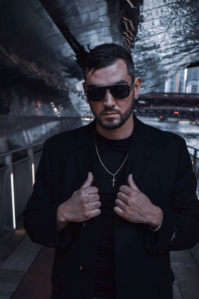 hombre con estilo y anteojos