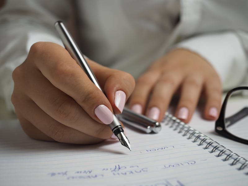 doctora escribiendo receta
