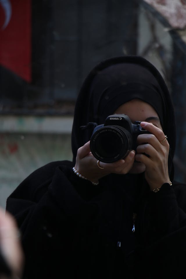 una joven sacando foto