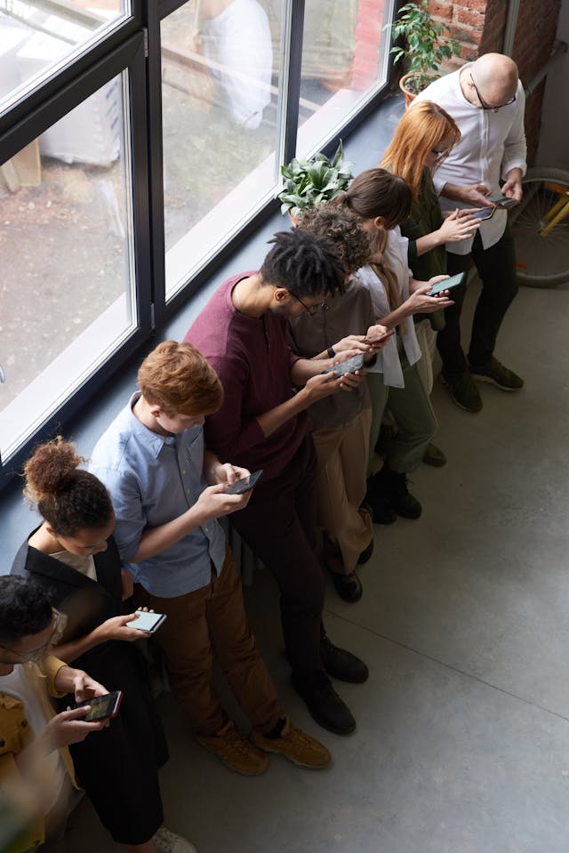 todos mirando el celular