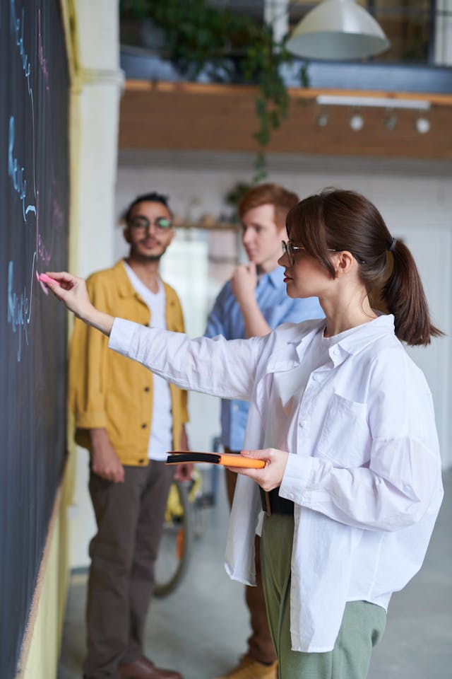 estudiante completando una actividad