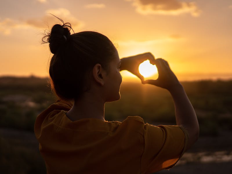 mujer corazon sol