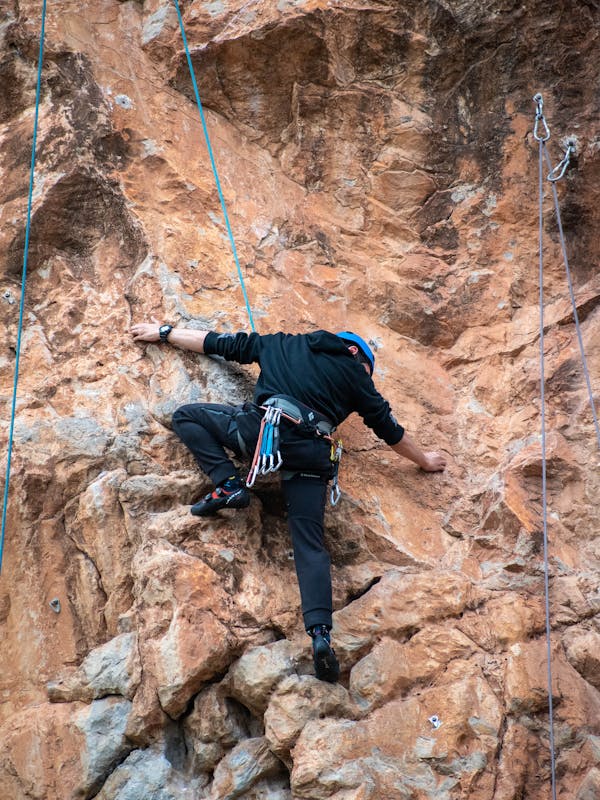 hombre subiendo montaña