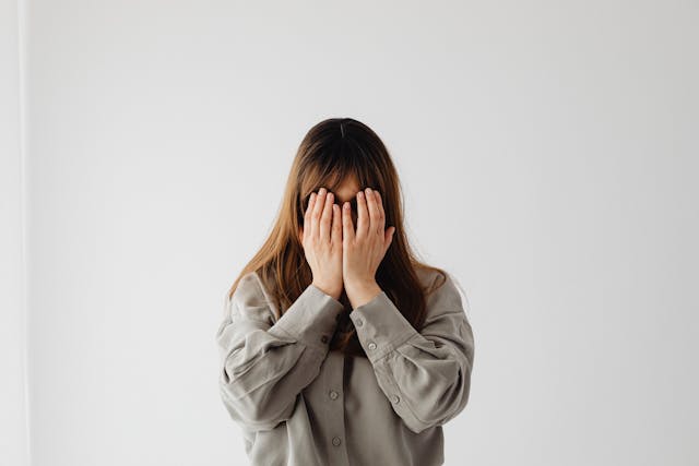 mujer tapandose el rostro