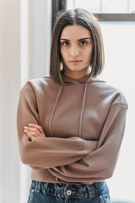 mujer cruzada de brazos