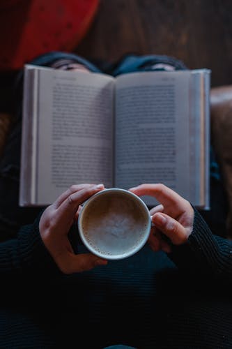 leyendo 1 libro tomando cafe