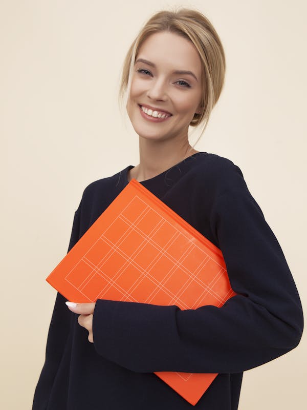mujer atractiva sonriente