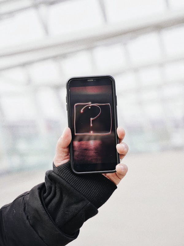 celular con signo de pregunta