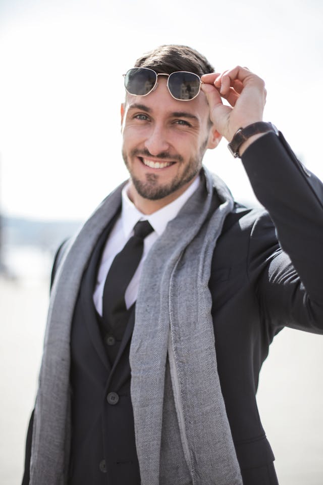 hombre elegante con bufanda