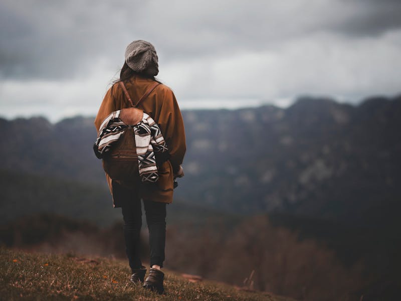 mujer caminando por el bosque