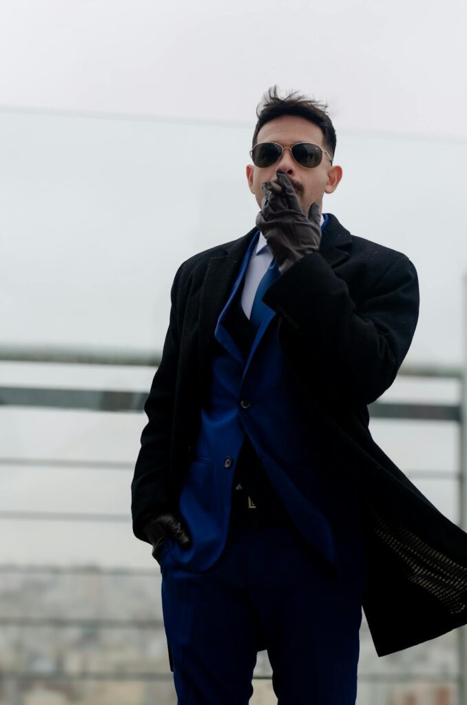 hombre elegante con anteojos clasicos