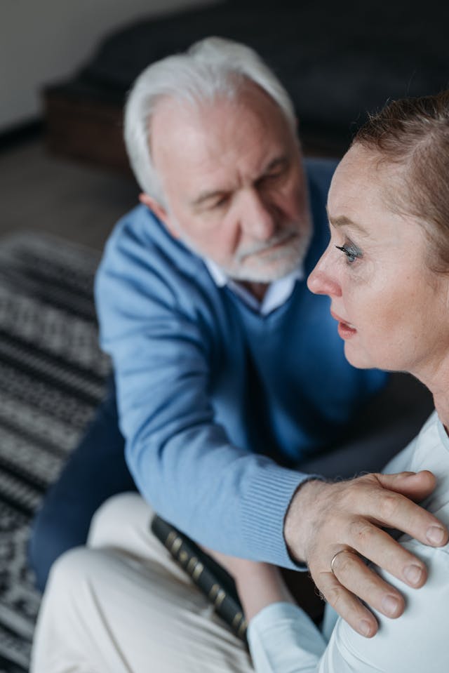 padre consolando a hija