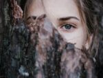 mujer tapandose el rostro