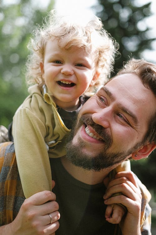 padre e hija feliz