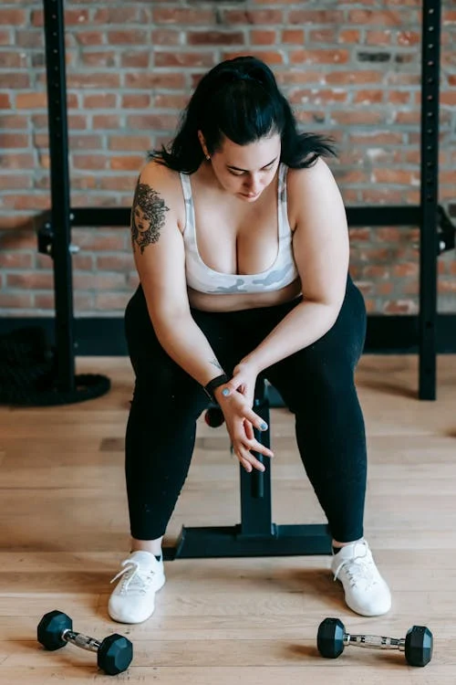 mujer obesa ejercitandose